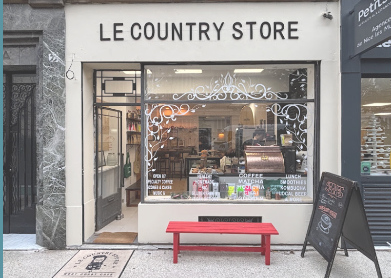 Devanture du Country Store avec banc rouge dans une rue de Nice