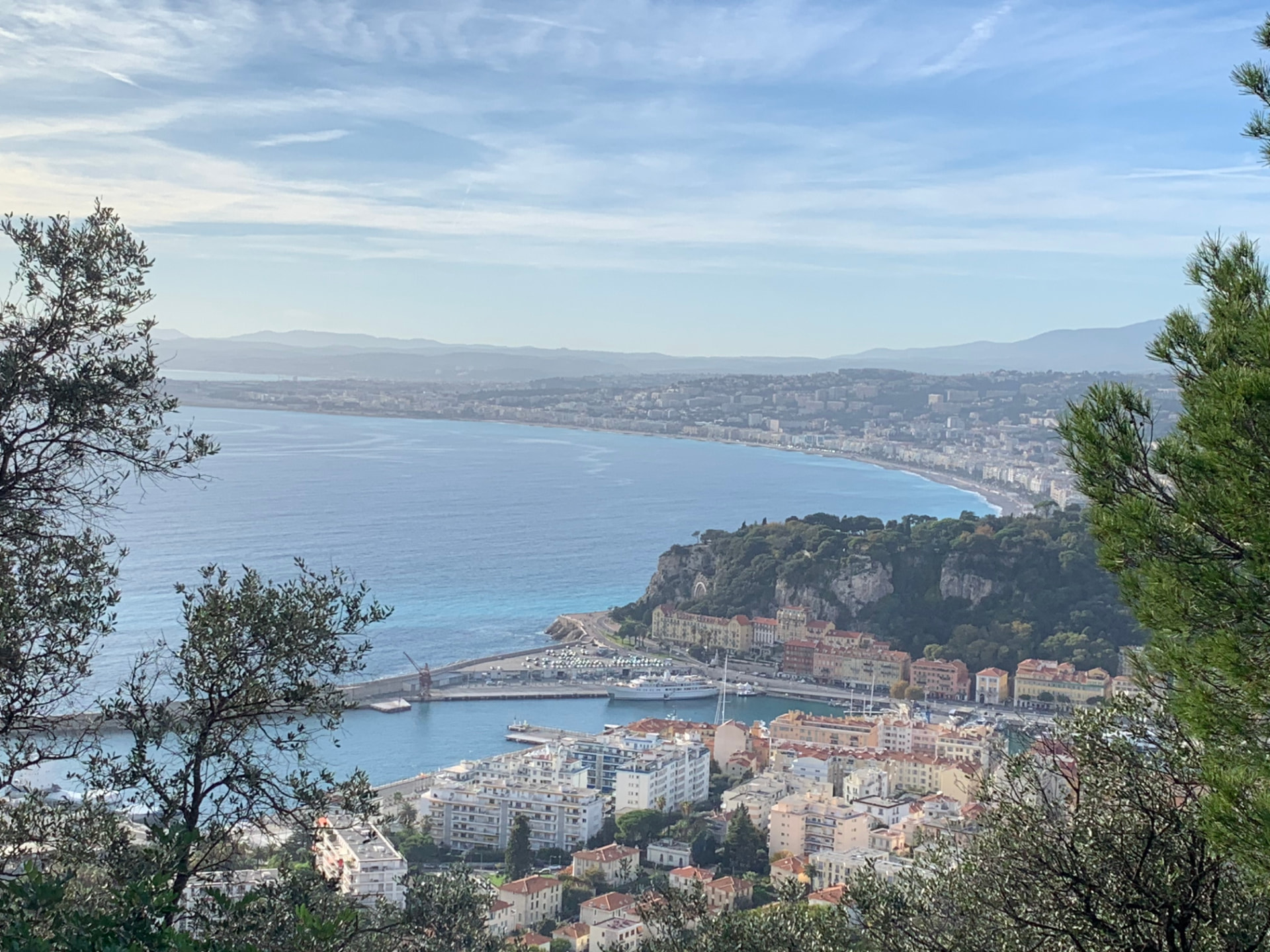 Panoramablick über die Baie des Anges, den Hafen von Nizza und die Promenade des Anglais