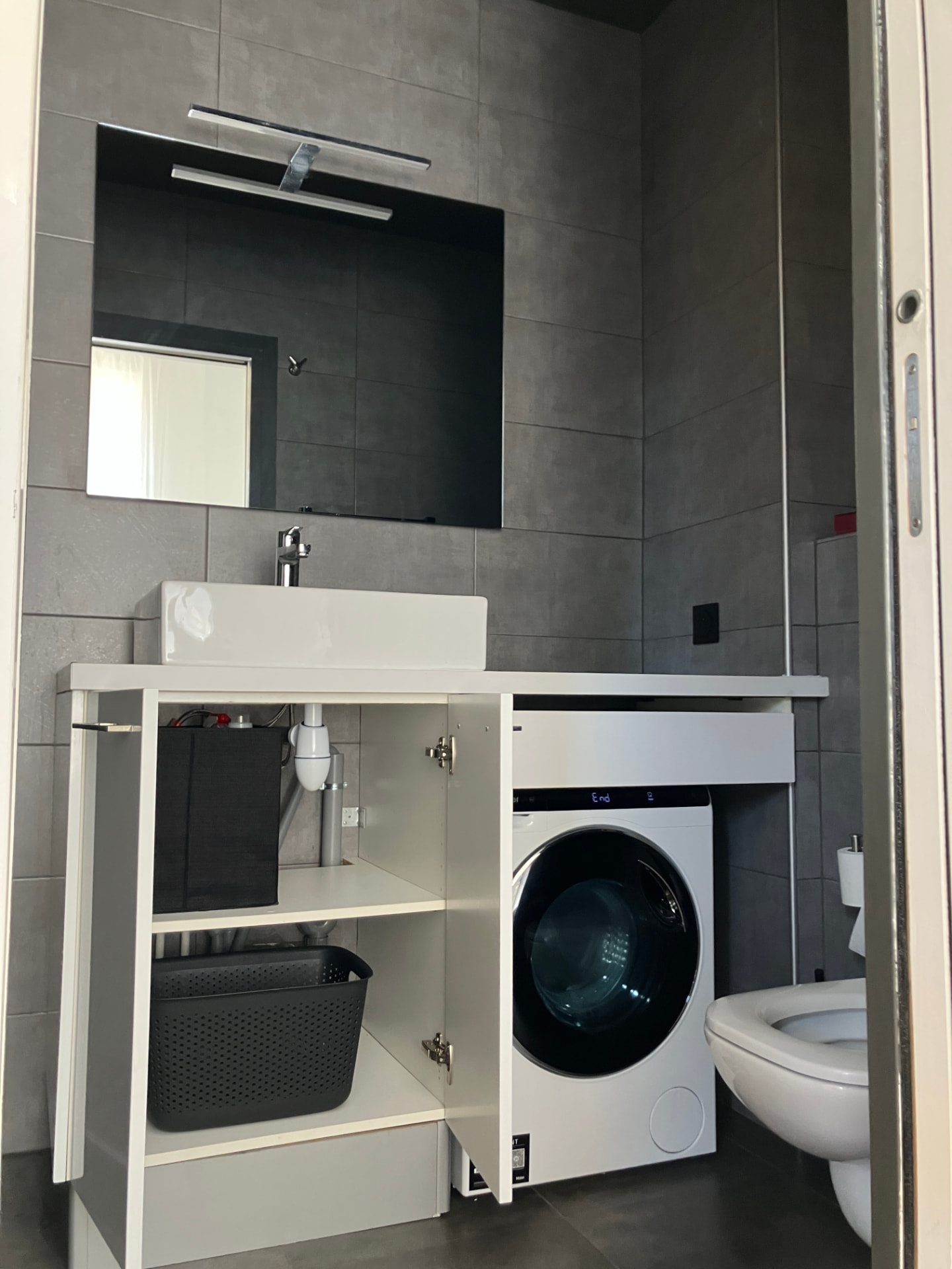 Meuble vasque avec lave-linge, miroir rétroéclairé et WC suspendus