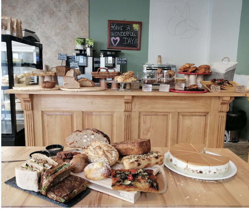 Comptoir de la boulangerie Bio Brod avec pains, focaccia et gâteaux