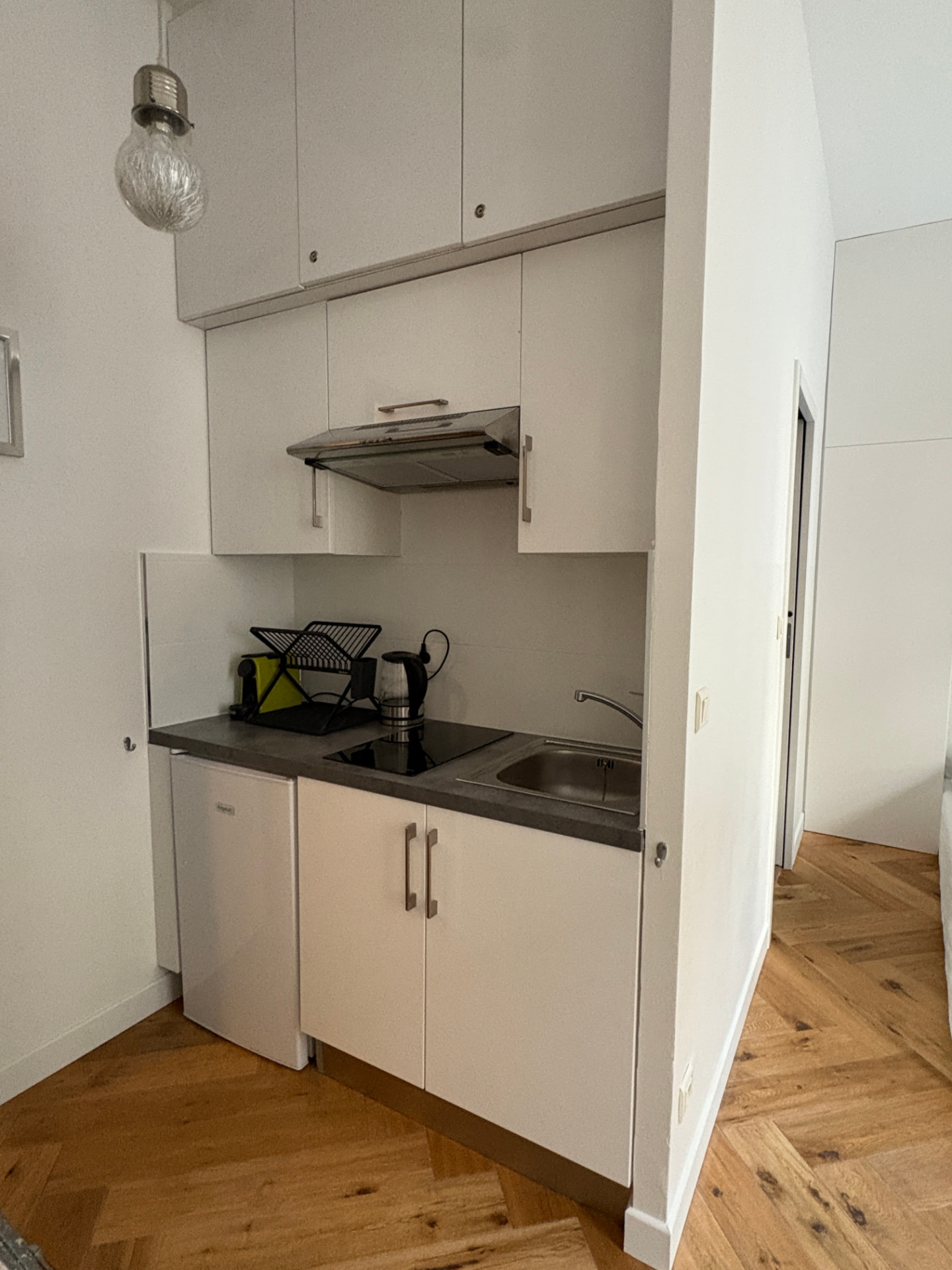 Kitchenette avec réfrigérateur, plaque à induction, bouilloire et machine à café
