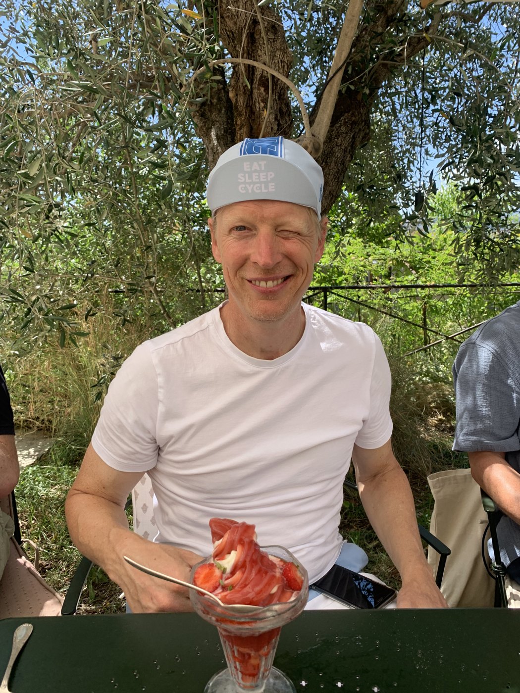 Jean, einer Ihrer Gastgeber, unter einem Olivenbaum an der Riviera