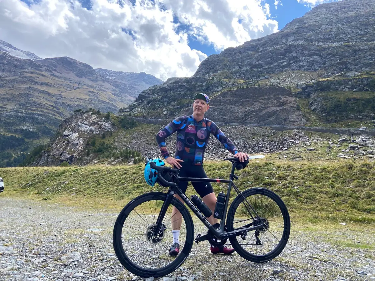 Jean, einer Ihrer Gastgeber, mit seinem Rennrad auf einem Pass in den Seealpen oberhalb von Nizza